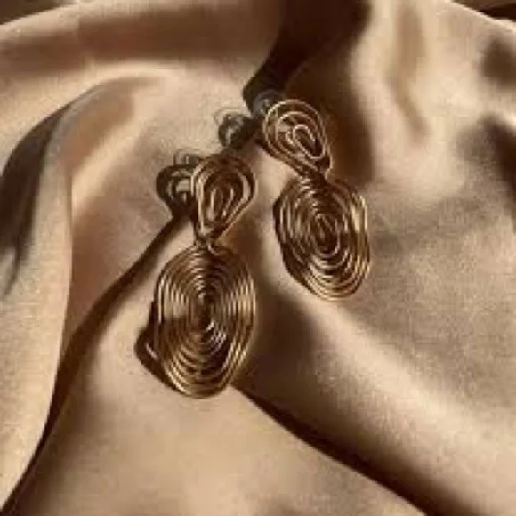 Elegant Gold Swirl Earrings - Picture 2 of 4